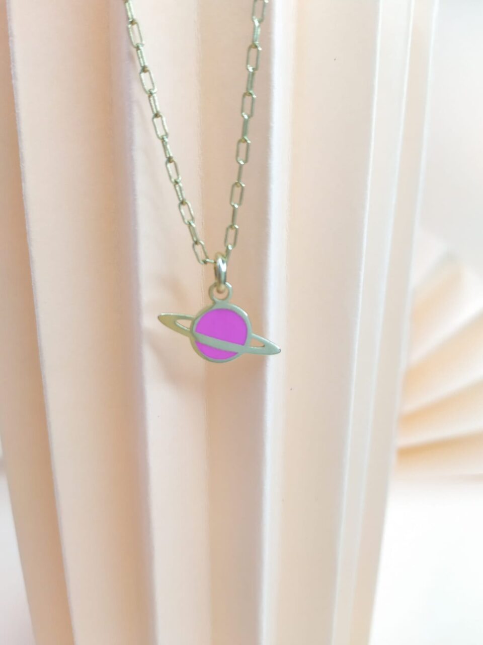 Collar Saturno Fucsia