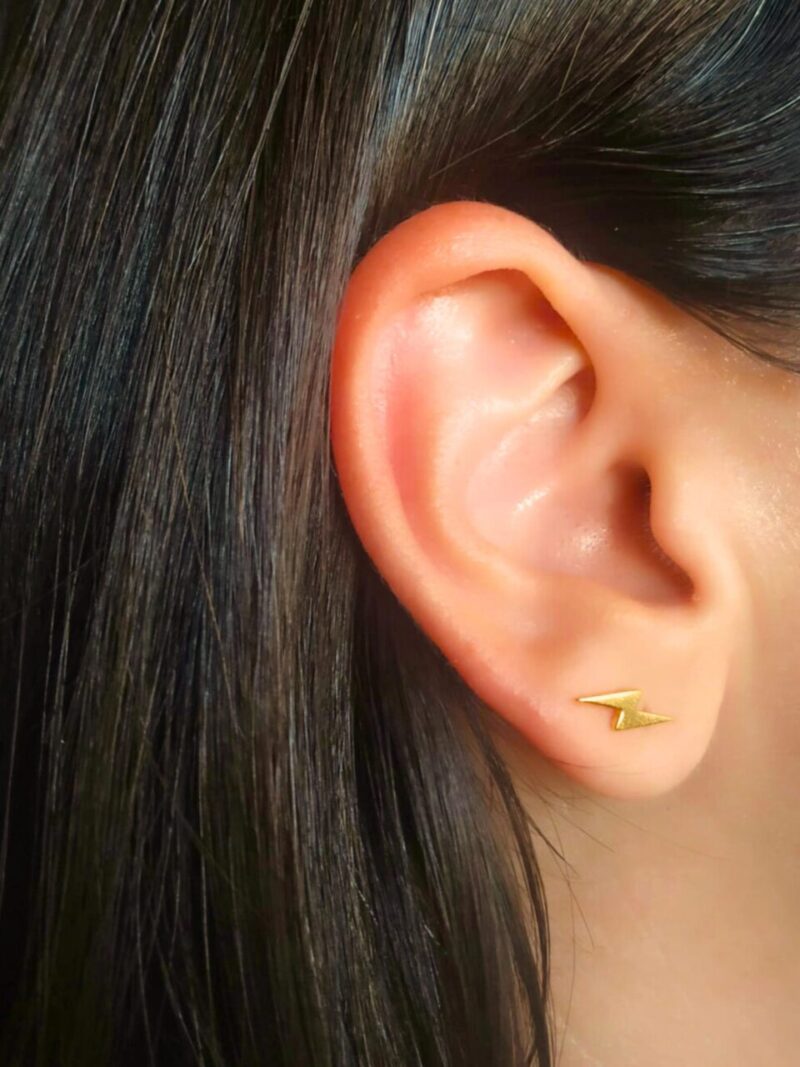 pendientes rayo dorado